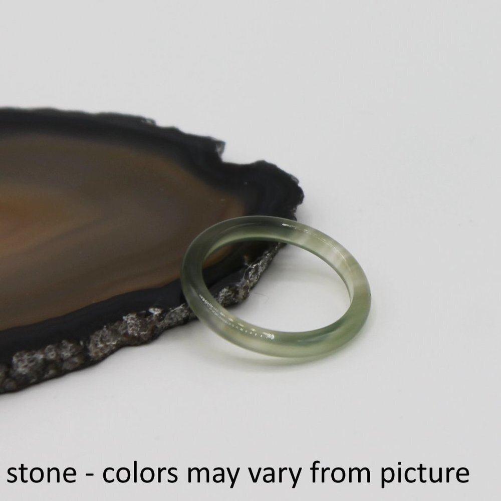 Ring band natural light dark green stone 2.5mm simple new great condition